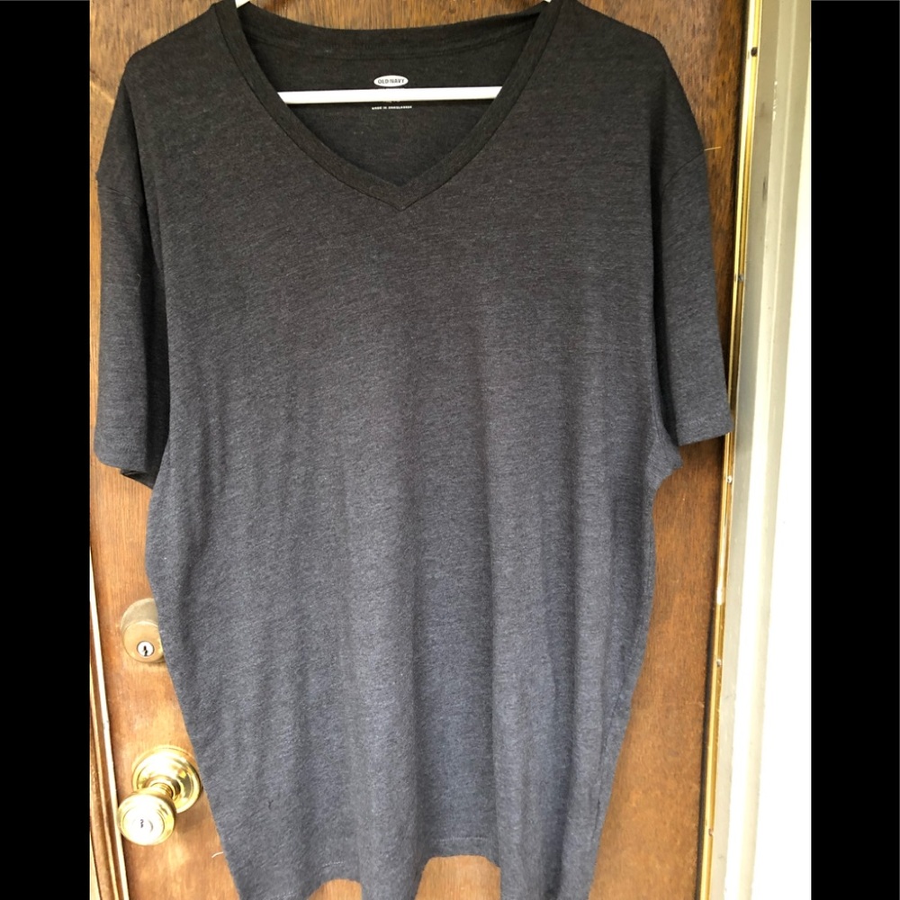 Men’s V-neck tee